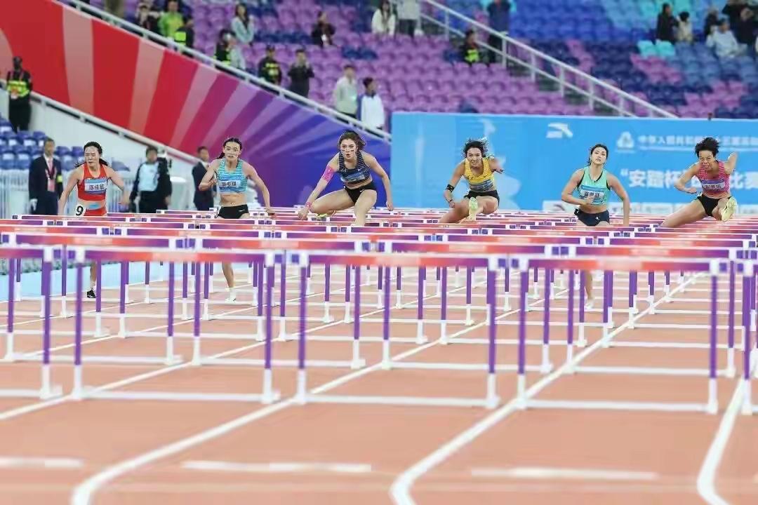 吴艳妮摘银颁奖台上仰面爆哭，三届全运会无缘金牌，刘景扬夺冠后称不是“黑马”，妈妈