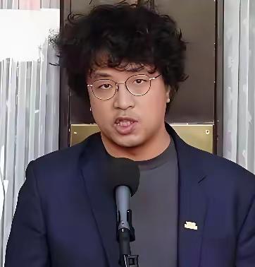 沈伯洋被立案侦查后，开始还在提虚劲，说他在台湾，我们制裁不了他，不怕的。想一阵后