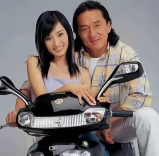 2003年，49岁的成龙和17岁的杨幂拍了一个广告，结账时，成龙拿到了50万，杨