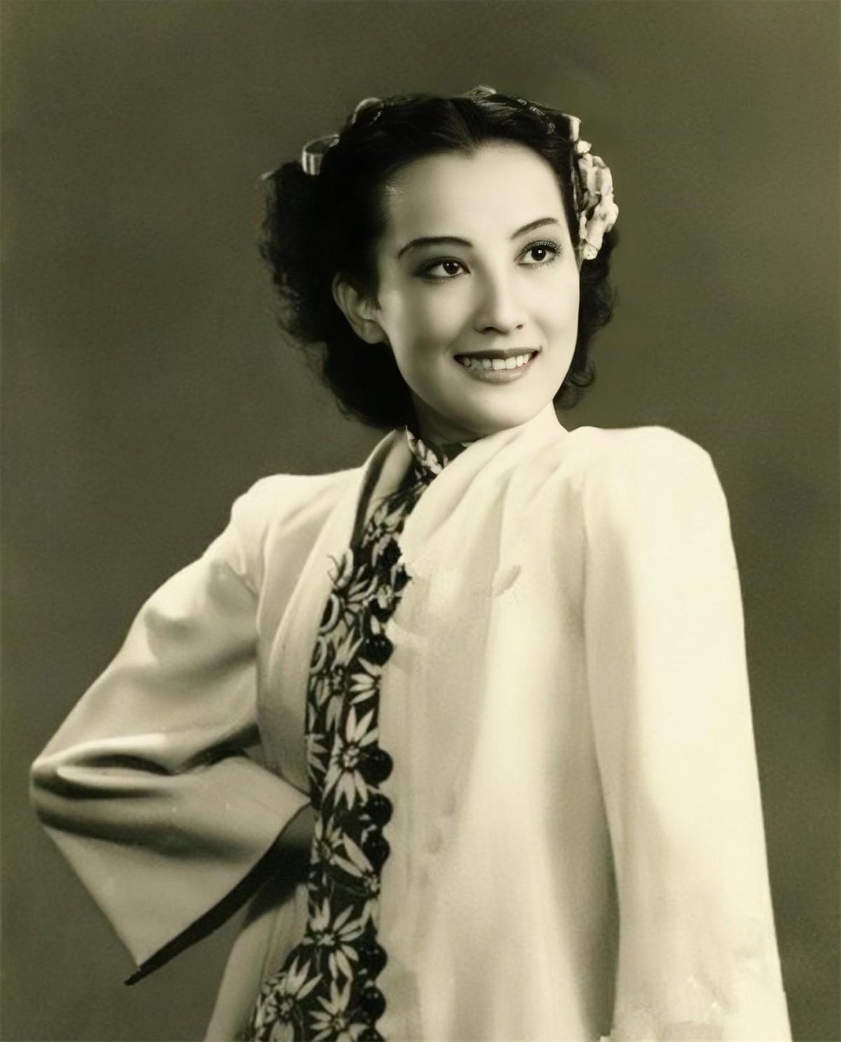 1950年，电影女演员周璇匆匆逃回上海，当时她已怀有身孕，长时间的紧张和奔波令她
