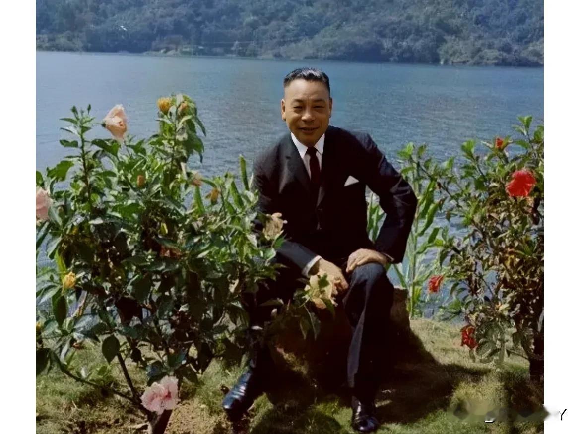 上世纪60年代末，台湾，西装革履的蒋经国在湖边的留影老照片