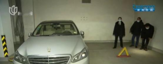 干的漂亮！广东一女子买了个四十多平方米的大车位，刚好能挤进她家的两辆小车。但没想