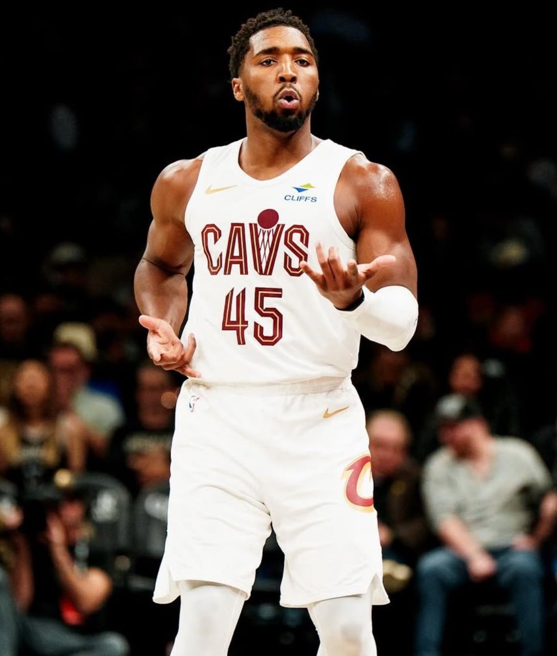 米切尔今日数据：37分7助攻5篮板，22中14。骑士力克雄鹿，字母哥伤退。