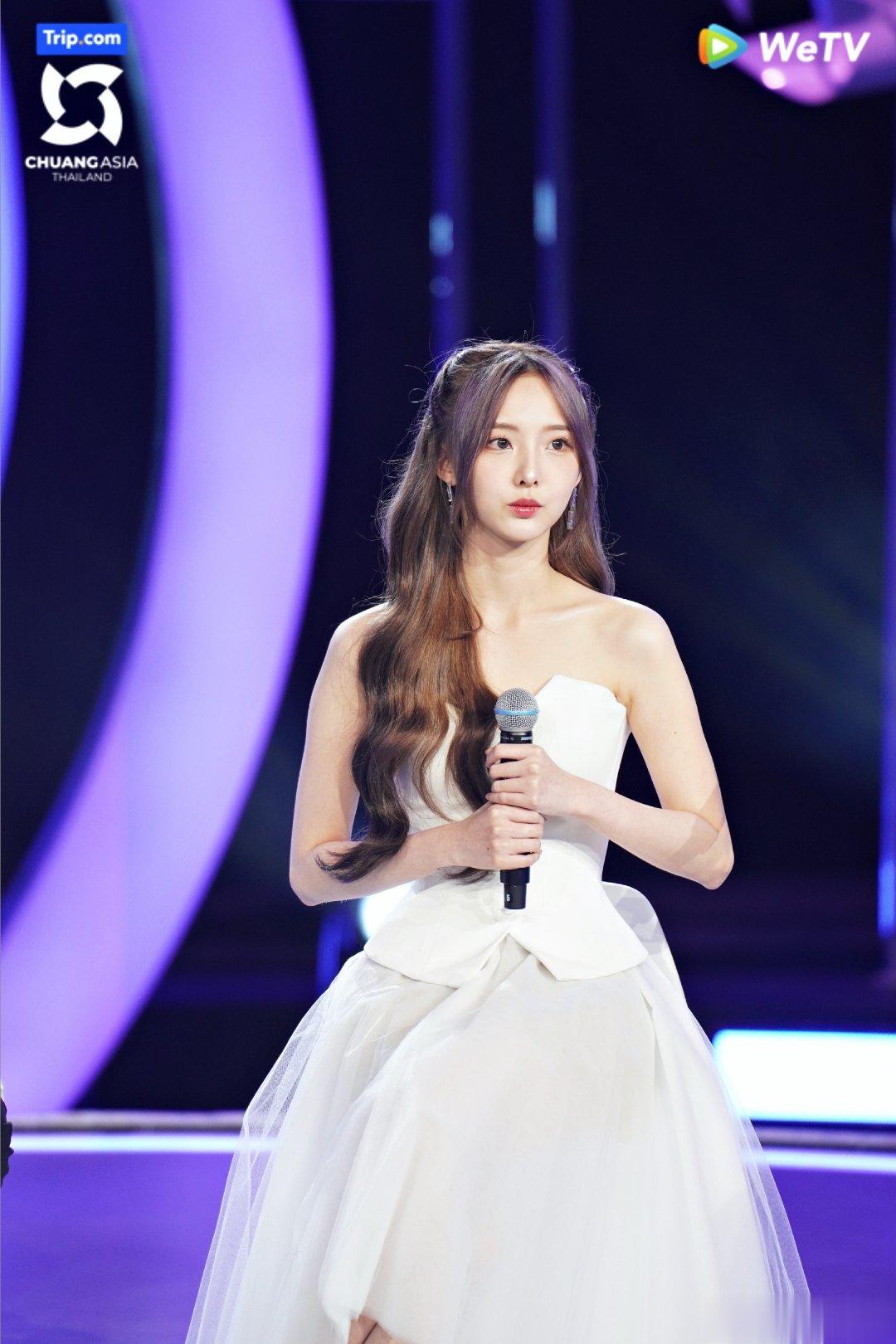 #硬糖少女303##郑乃馨# 今日份糖妹新鲜物料郑乃馨创造营导师最新节目海报从曝