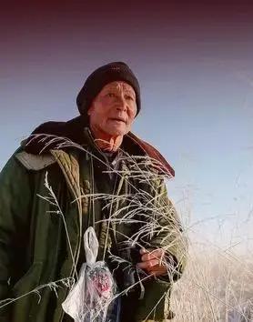 1964年，边防战士魏德友，回山东老家相亲，因为长相英俊，上门相亲的女孩排成长队