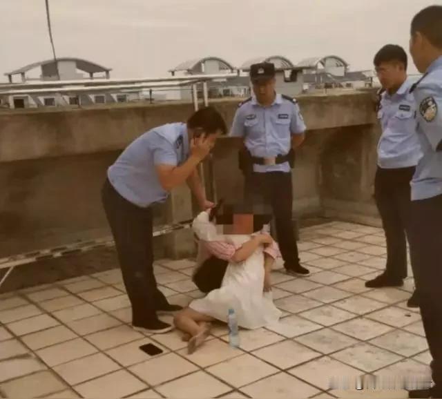 2026年5月16日，北京街头一幕让无数人心头一紧。一名被轻度抑郁困扰的女子，独