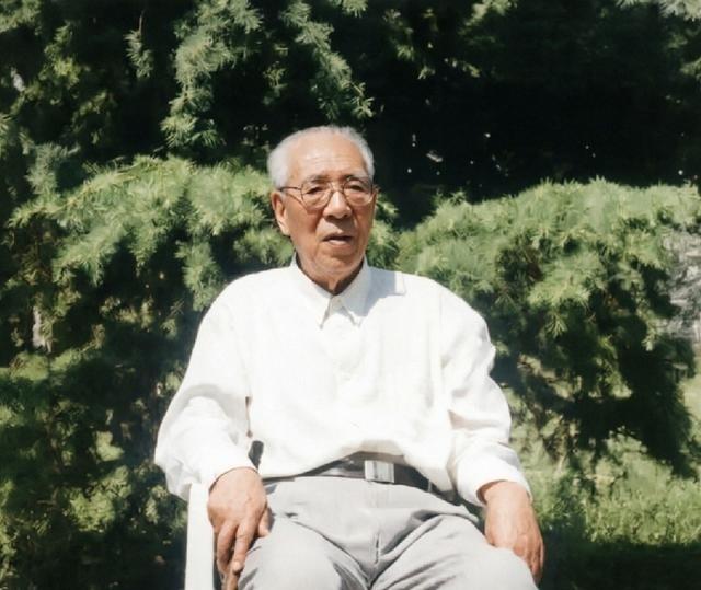 他是第四军首任军长，1955年原定授予他上将，只因调往地方工作而未能授衔，长期在