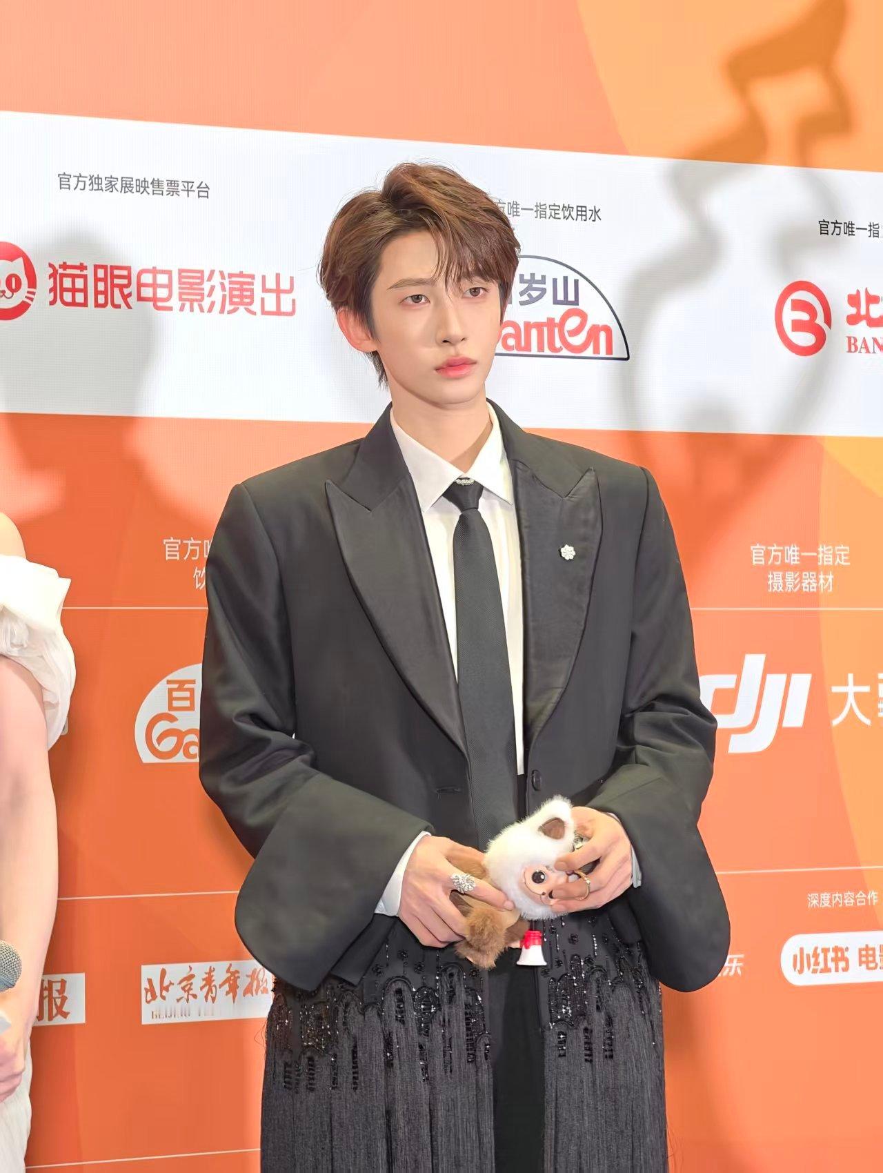 【刘宇破碎感霸总】刘宇北影节生图雨中的气质，有种破碎感霸总既视感~ 