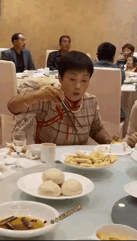 这个大妈吃像太难看了，去吃酒席，有一盘花卷。开始是放在大妈面前的，大妈正要去夹花