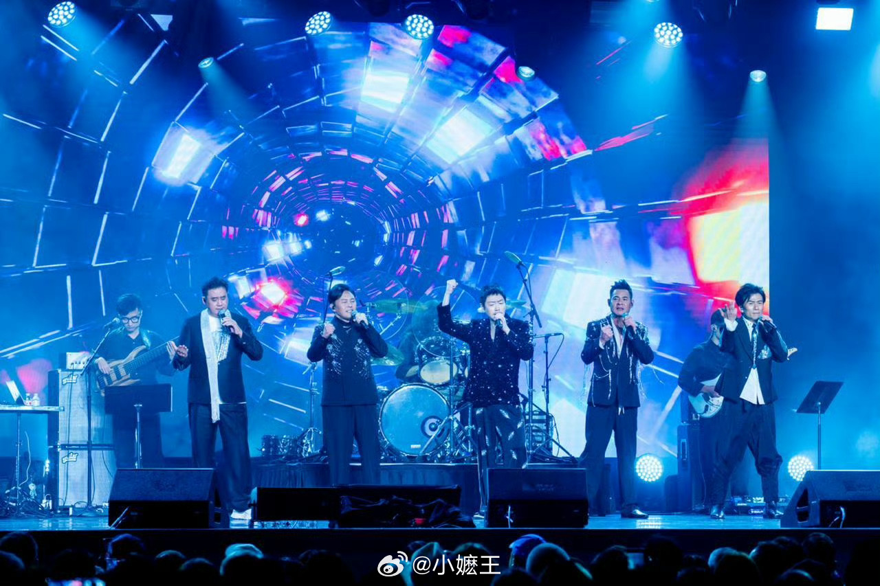 HeyBrother兄弟团 演唱会的中场休息时间被巧妙地安排在一段温情短片之后?