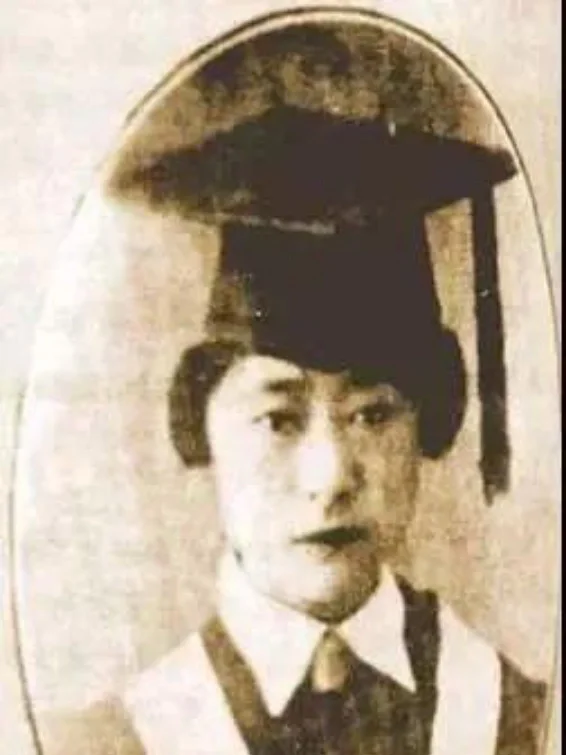 1943年，老舍的妻子胡絜青带着3个孩子，不远千里赶到重庆投奔老舍，却被衣衫不整...
