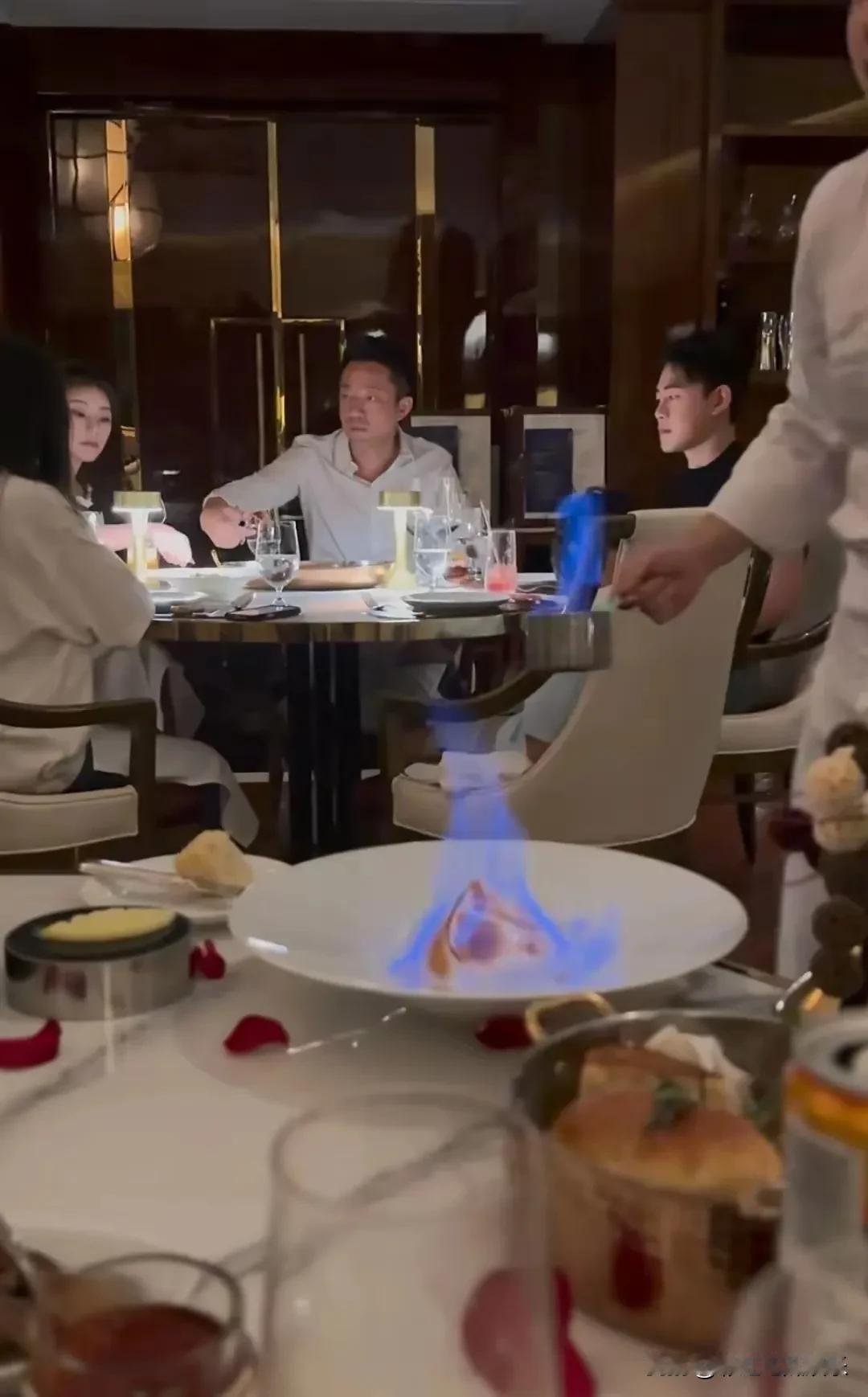 汪小菲太壕了，带马筱梅玥儿姐弟男保姆在王府井吃牛排，一顿牛排就花了五千块。

第