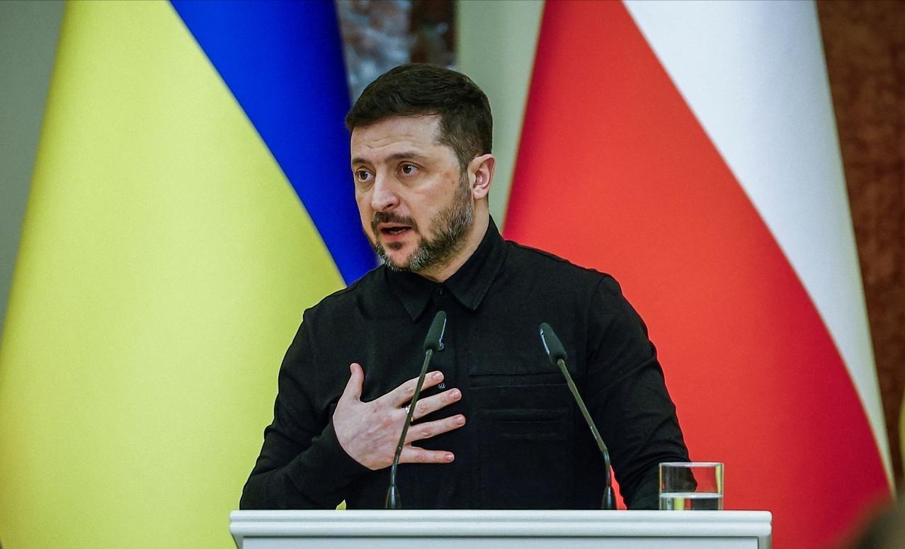 2月9日，高市早苗获胜后，收到十余封贺信，其中乌克兰总统泽连斯基的贺信最为“特别