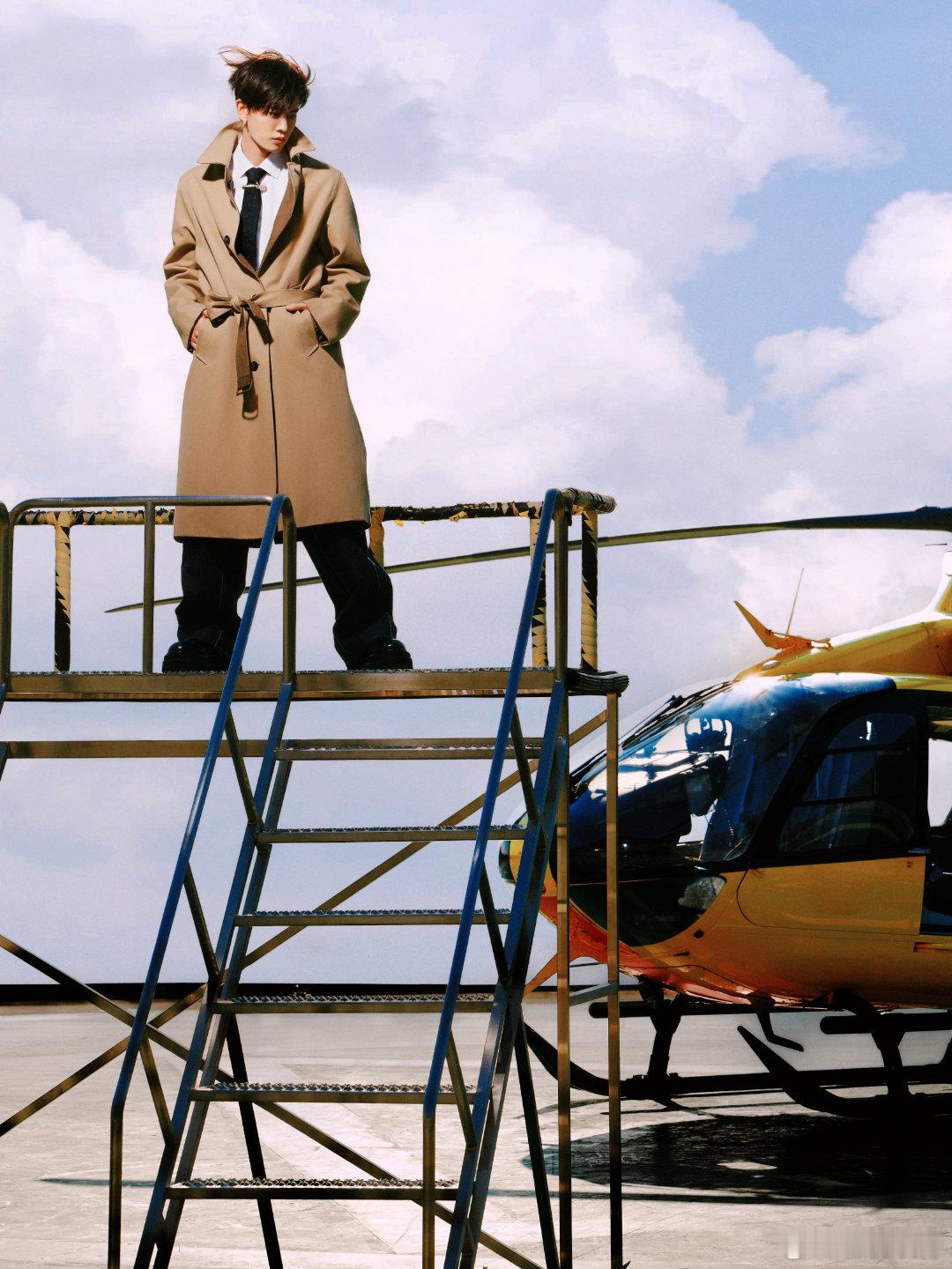 任嘉伦晋江文学少爷具象化 任嘉伦的这身造型不仅帅气，还散发着一种独特的气质，让人