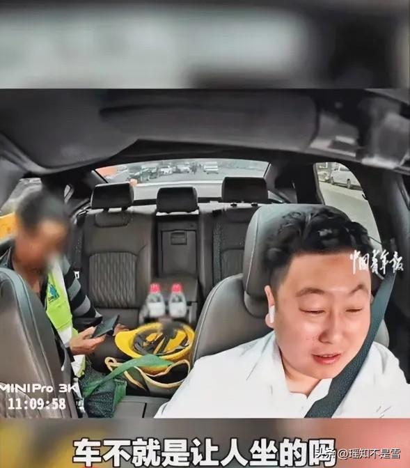 太感动啦！北京，乘客上车怕弄脏座椅，蹲在那。司机看到后，突然他说: “车不就是让
