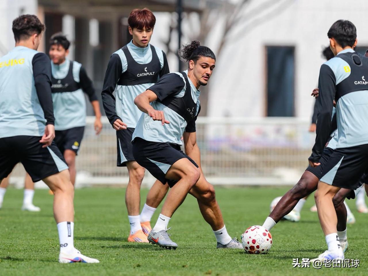 北京国安抵达济南，京鲁大战一触即发…今天中午北京国安已经踏上了前往济南的火车，晚