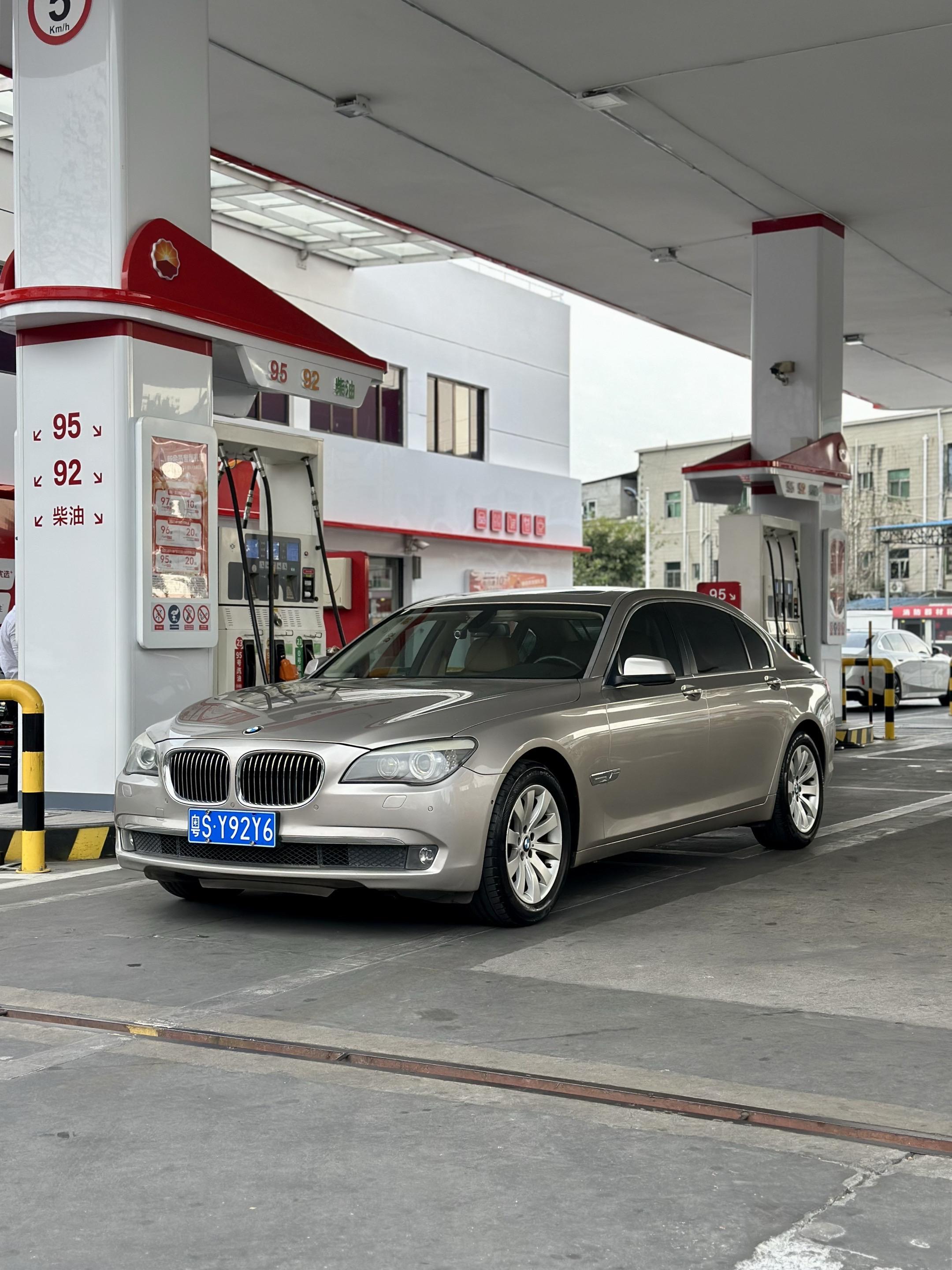 F02的宝马7系有种经济上行时期的美