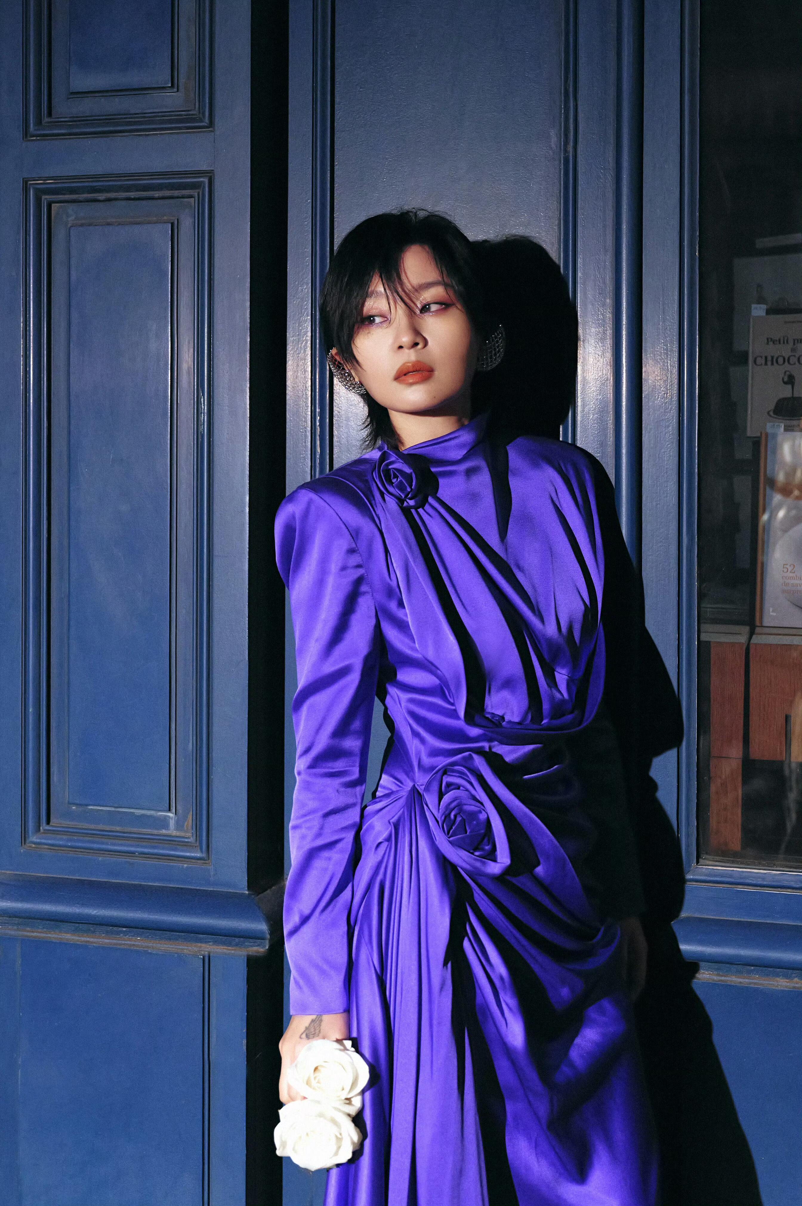 周笔畅巴黎秒变紫薯精昨天是帅气霸总，今天是温柔女神，周笔畅紫裙造型美出圈，利落剪