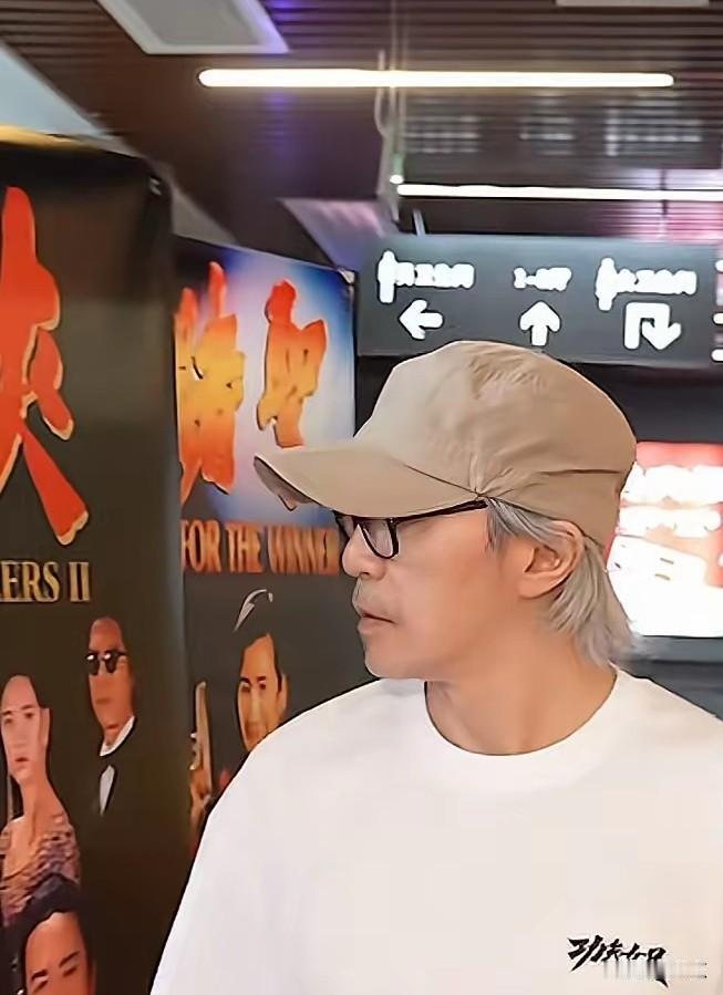 《功夫女足》票房火爆出圈，意外牵动三段圈内旧怨，三拨人处境略显尴尬。
 
向佐直