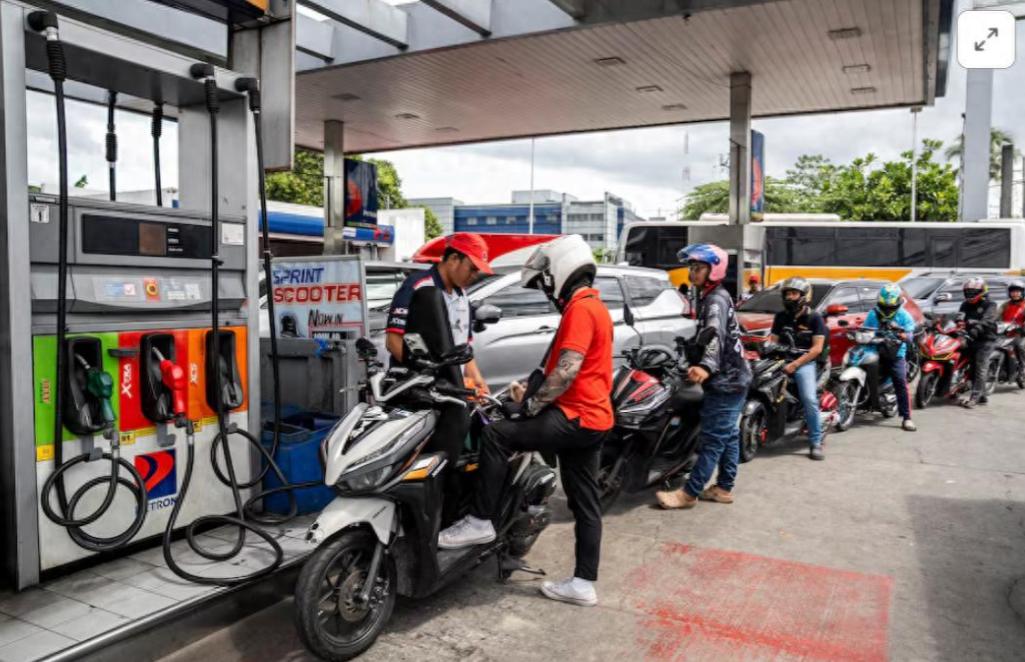 援助清单，一笔一笔划掉。南北铁路项目，停。达沃棉兰老基建包，停。农业技术援助，撤