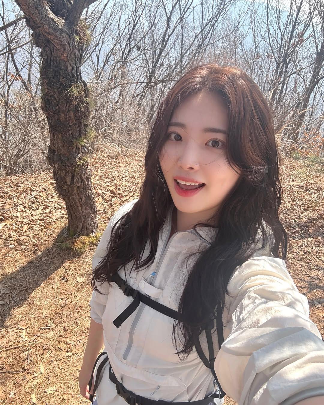 阳光明媚的日子，不户外自拍打卡简直亏大了！今天我就出门找了个超美的公园。公园里绿