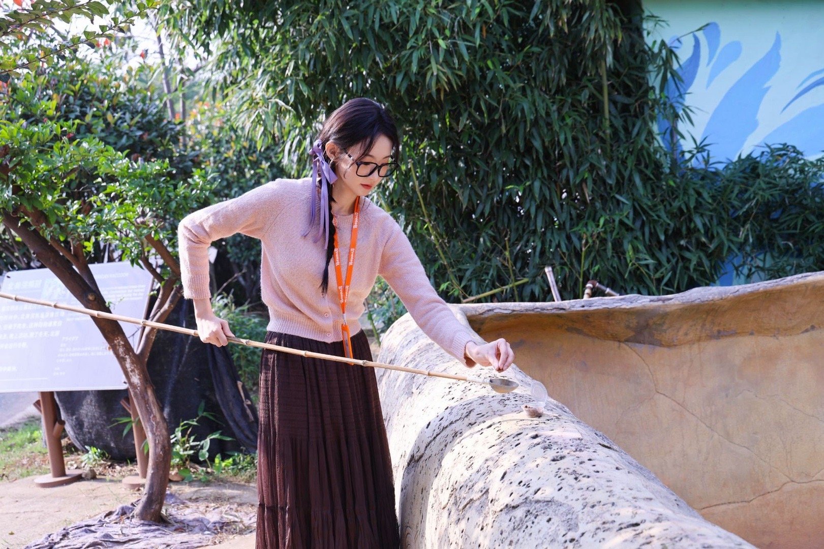 张艺凡不怕黄金蟒怕羊驼 要被张艺凡可爱晕了！黄金蟒在手上游走都不怕，却被呆萌的羊