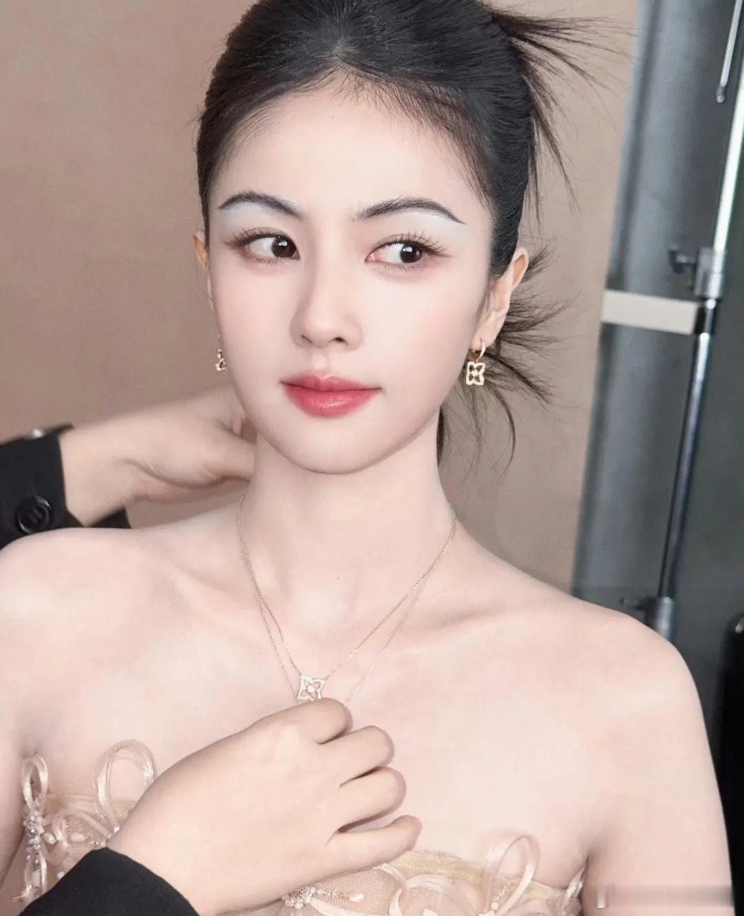 这还能看出来是白鹿吗，我都以为是张柏芝 