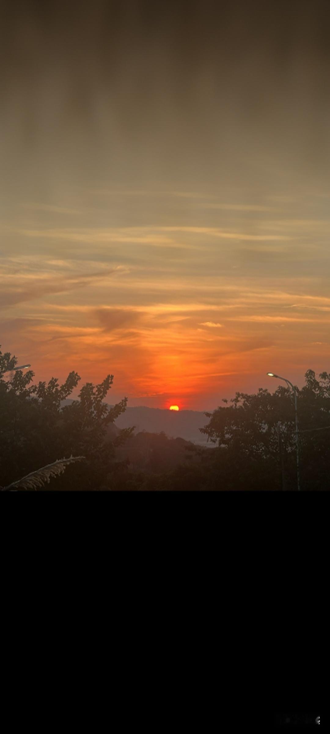 我好像拍到了王维诗里的“长河落日圆”！就在今天傍晚，当最后一抹橘红沉入山峦，我终