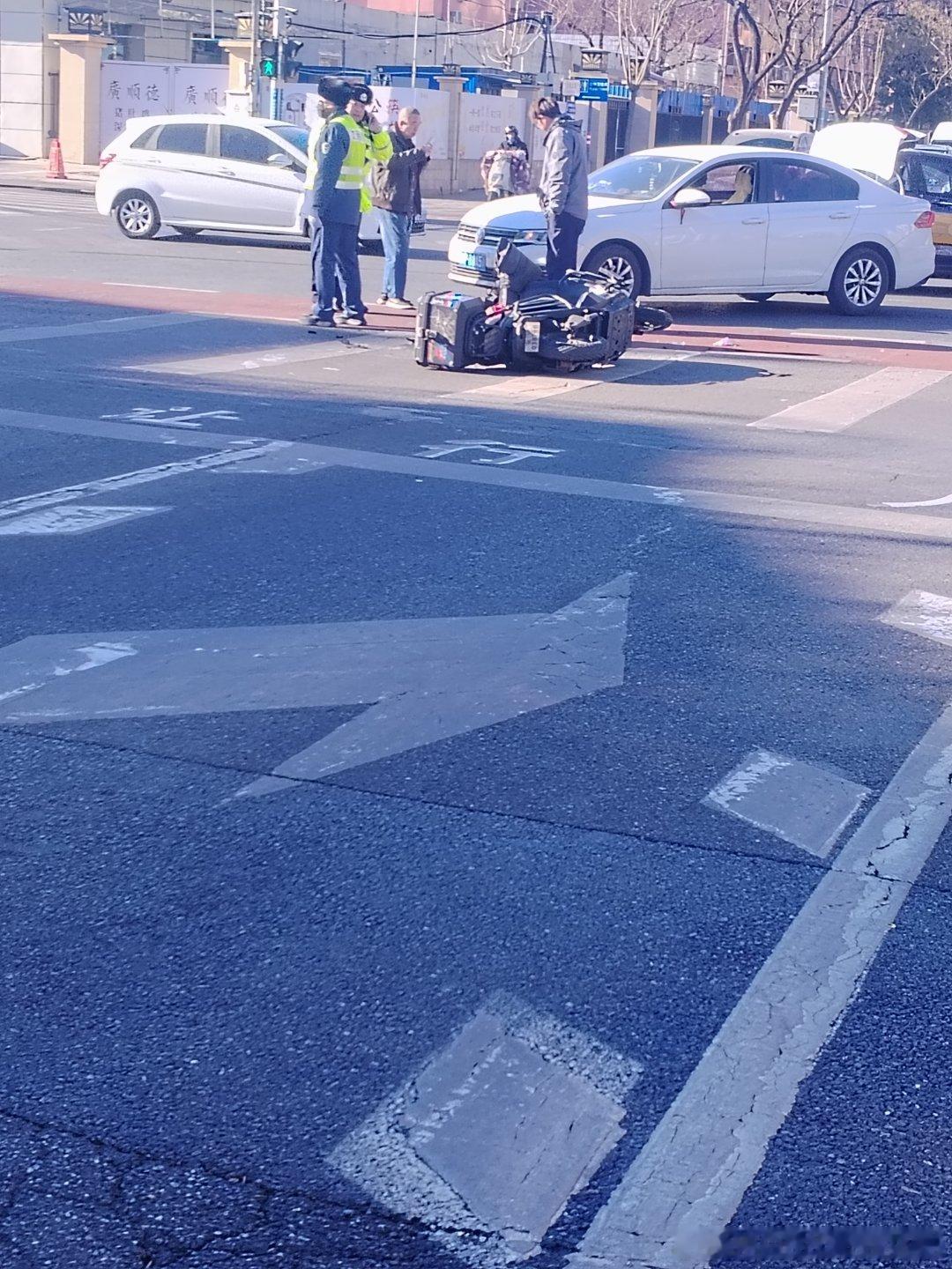 石景山区八角游乐园又发生了一起超标电动车撞车事件，速度70码，严重影响行人和车辆