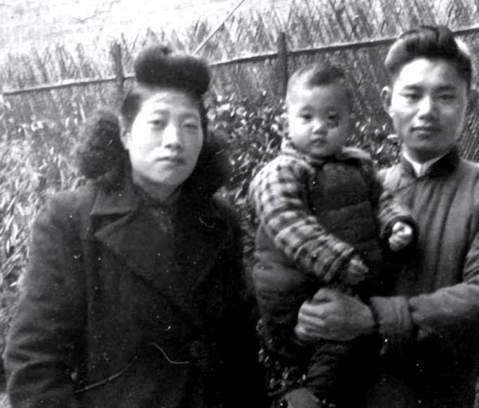 1949年，为了将绝密情报送出城，这位母亲竟将机密文件缝进婴儿的尿布里。最终有惊