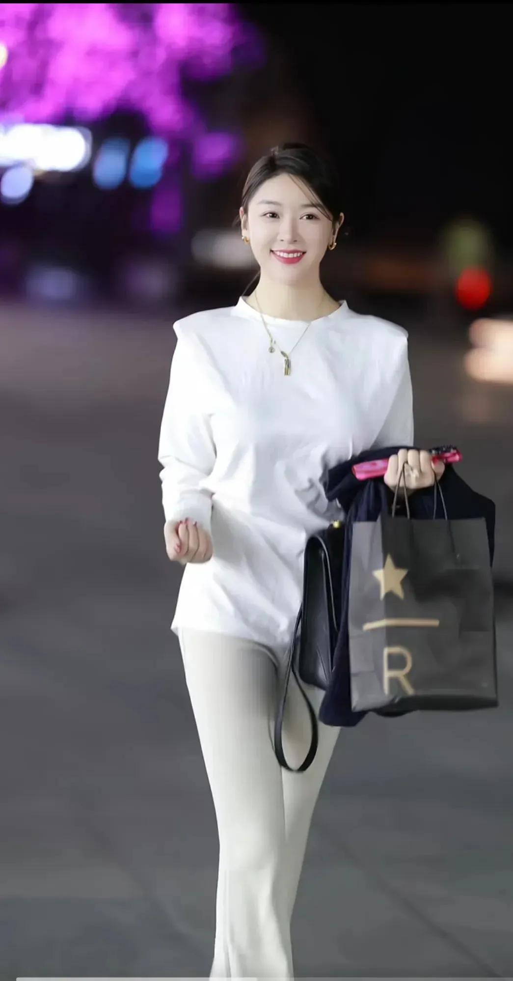 白衣，白裤自信大方微胖美女，黑色长裙妖媚迷人女子