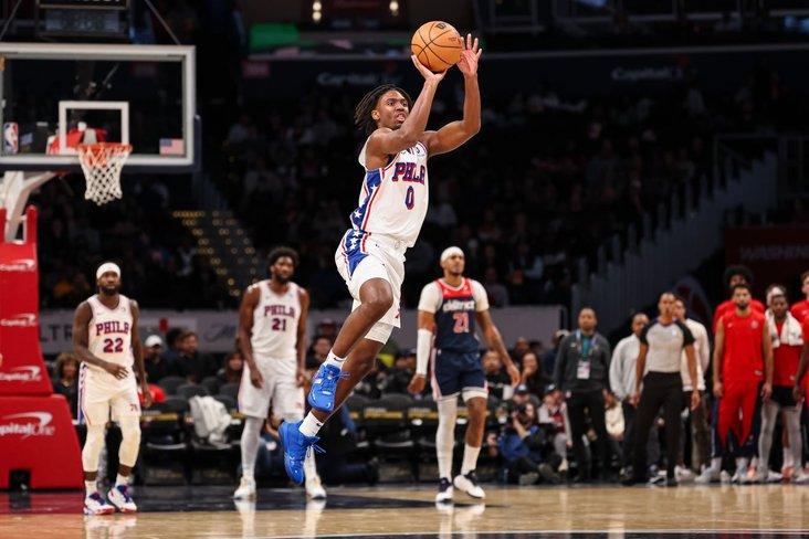 你敢信？NBA季后赛76人主场打球，全场喊声最大的居然是尼克斯球迷，硬生生把费城