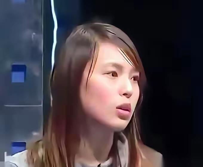 抛夫弃女20年，女儿和跟爸爸和继母一起生活，继母把小女孩当亲生女儿养，为了给小女