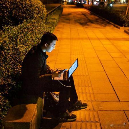 活了近30年的我，终于明白，我们这一代人真是陷入了一个圈套。

因为想要让家长过