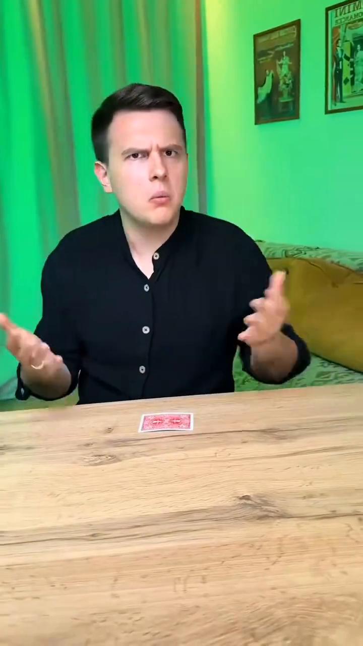 卡片逃跑幻术魔术揭秘。
大家好，把一张普通的纸牌放到桌上，手没有任何的问题。接下