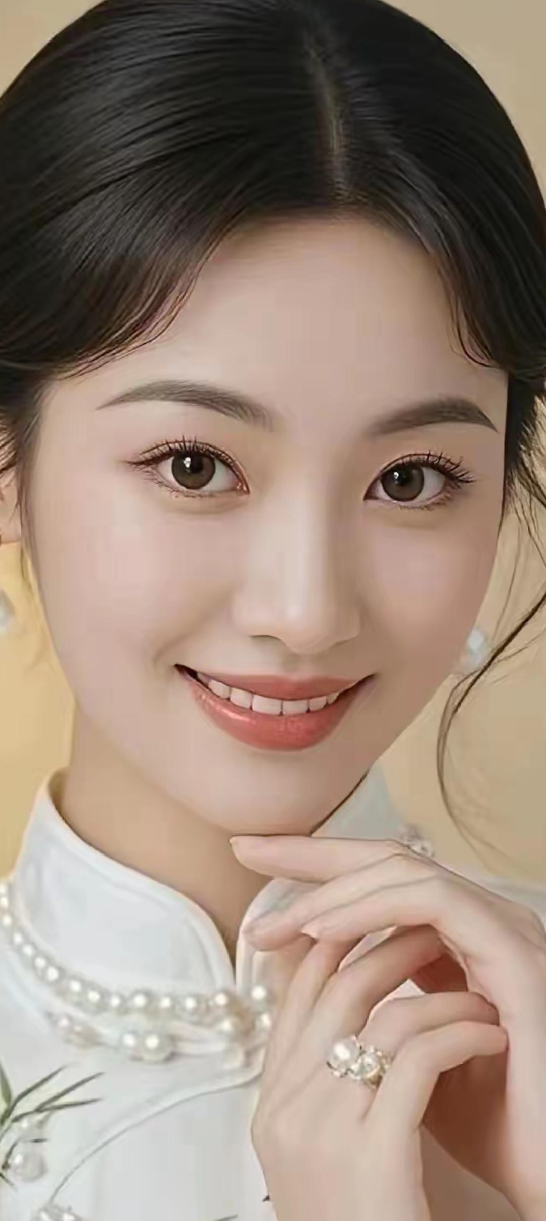 温柔微笑，珍珠点缀，优雅气质满满！