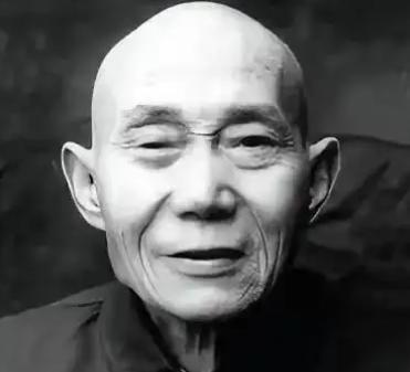 1940年，开封，山陕甘会馆。吴凤翔慢慢走到西屋门前，刚准备推门，门突然从里面打