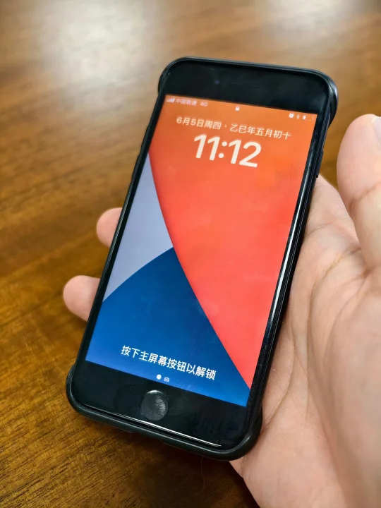 苹果到底有何魔力？ 同事一款iPhone8用了整整8年现在还在用！ 这...