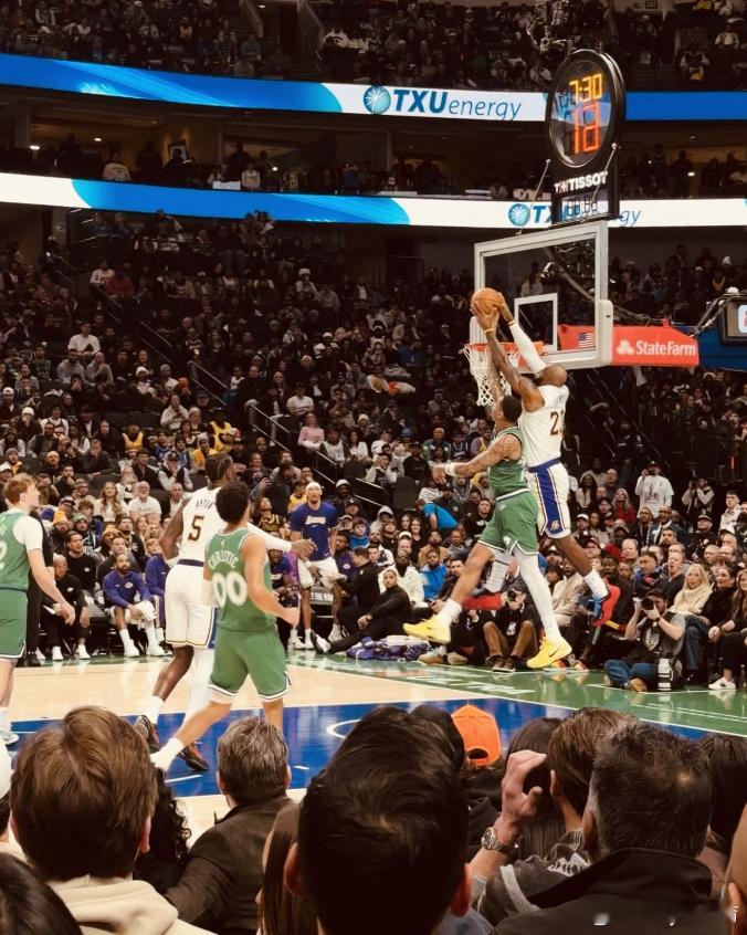 险些又一幅世界名画！41岁的詹姆斯差点隔着27岁2m01的PJ空接打进。NBA詹