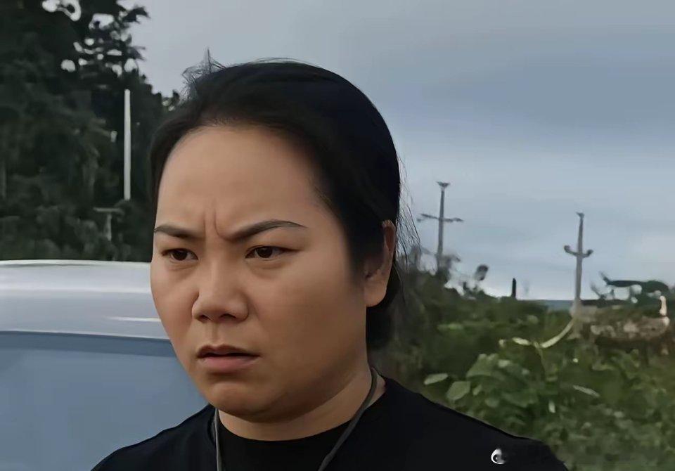“亮证女”丈夫被立案调查 奔驰女“亮证”逼迫让路事件，最大的受害者是她的丈夫，将
