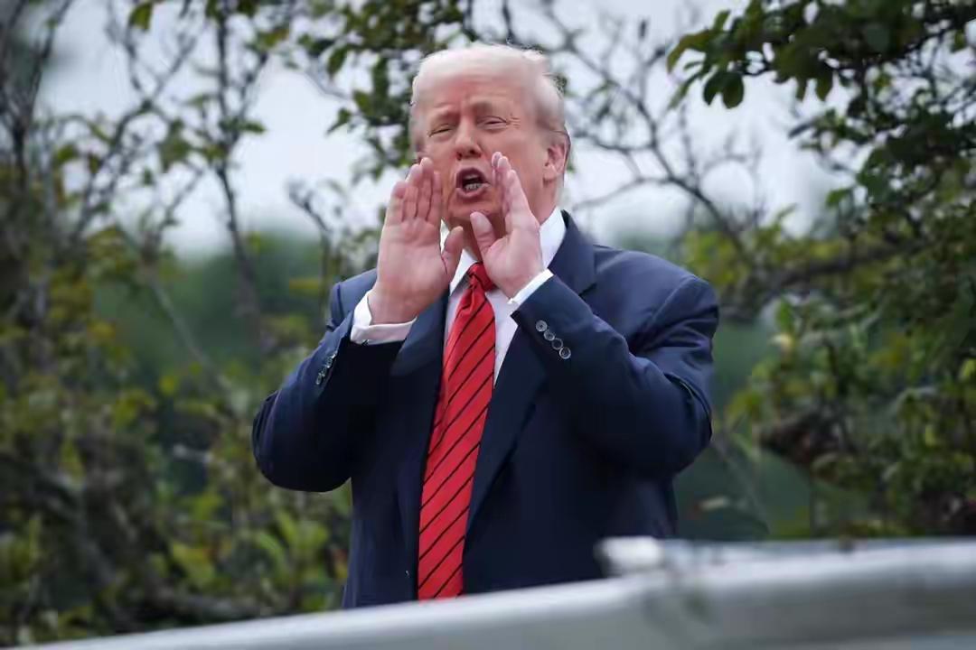 特朗普撑不住了，深夜喊话中国，想让中方不计前嫌，帮美国一个忙！
 
特朗普在社交
