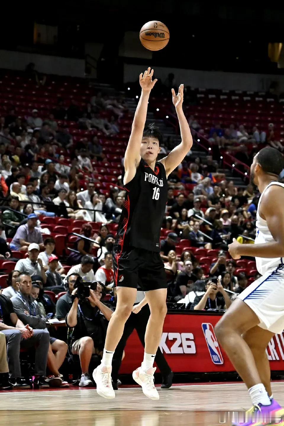 杨瀚森首秀惊艳，10+4+5+3全面表现征服球迷！

NBA夏季联赛开拓者对阵勇