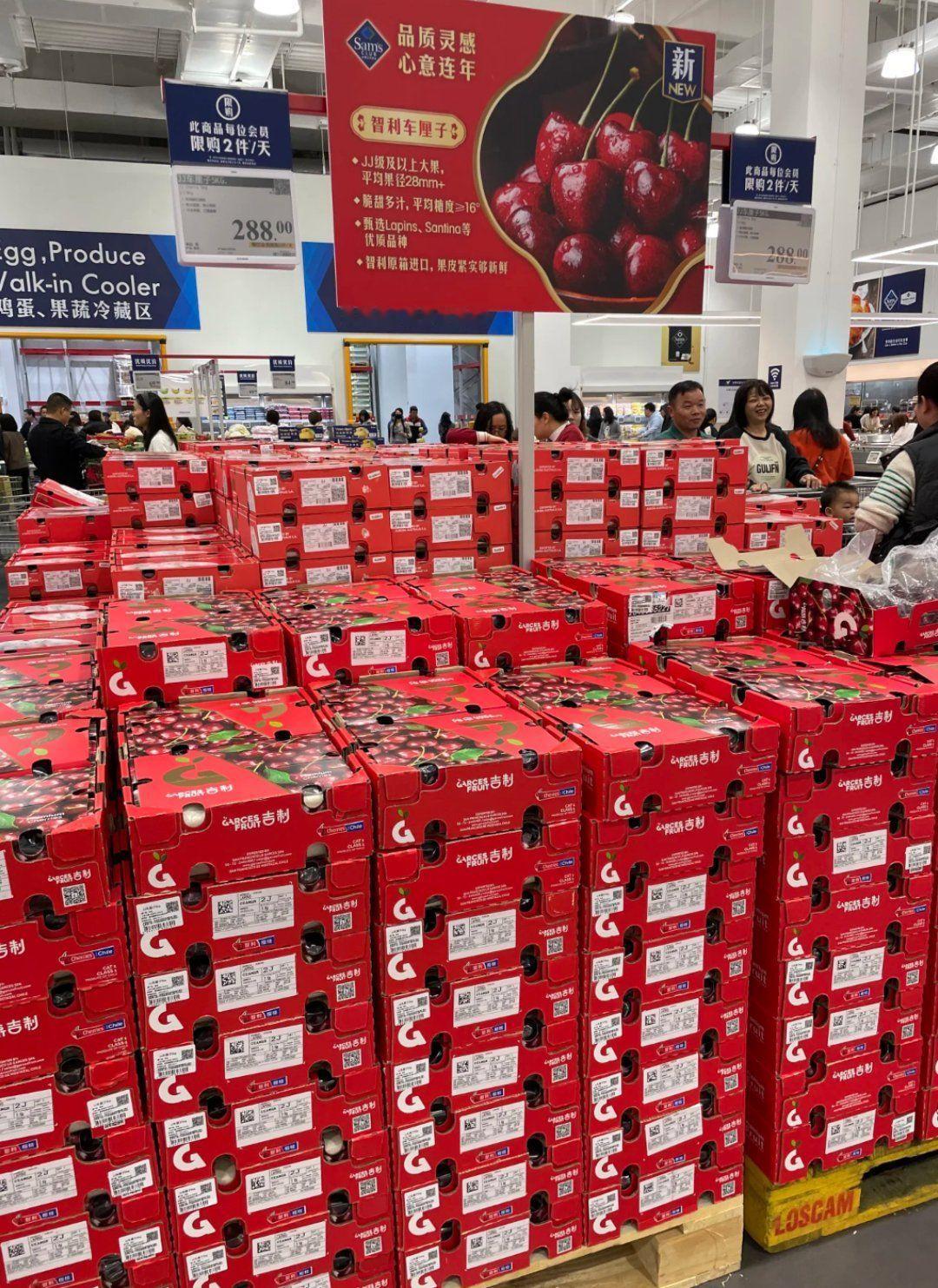 一个是 车厘子价格暴跌近40% 另一个是 车厘子其实是血糖友好型水果 这就挺有意