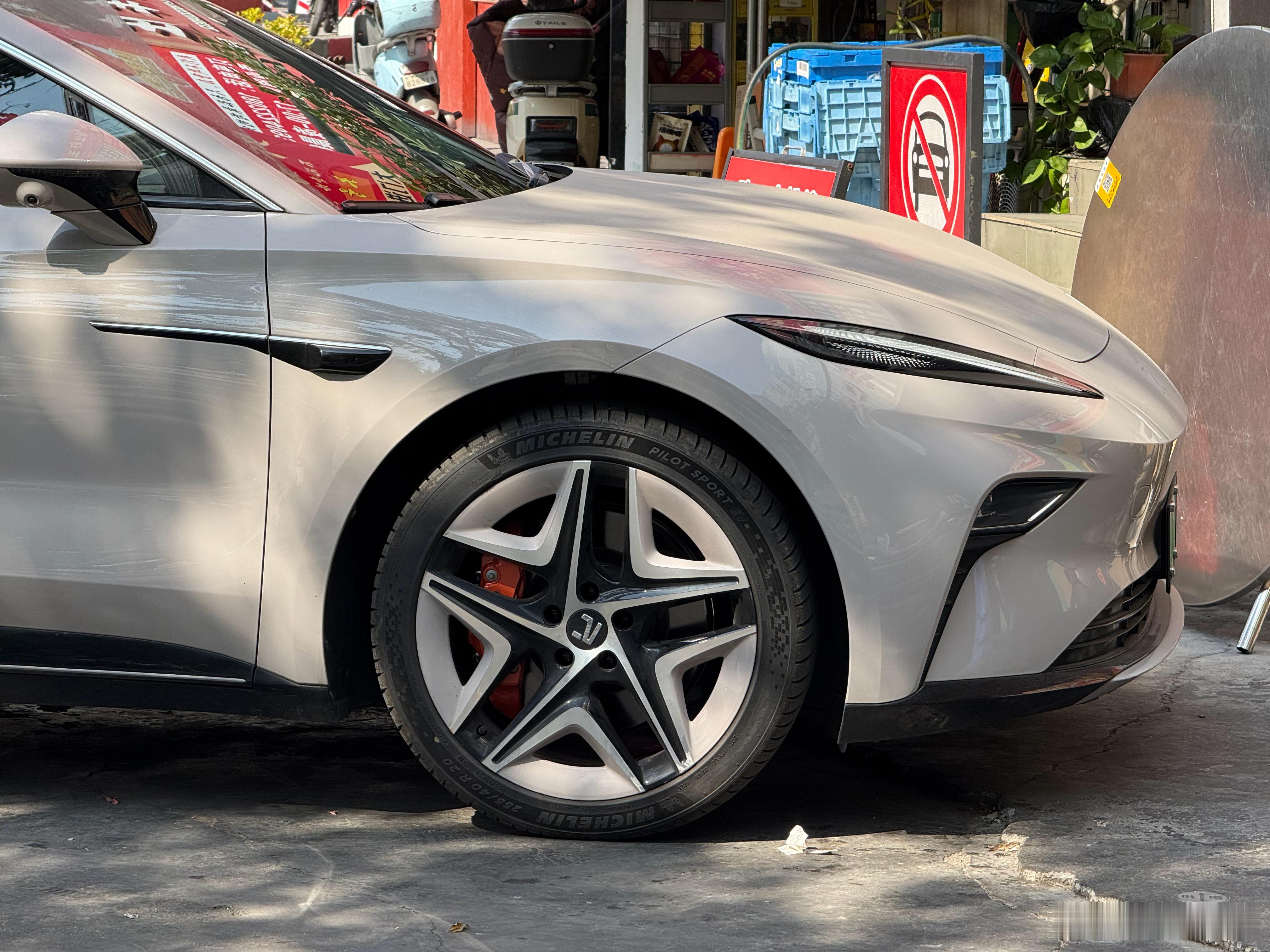 给飞凡F7换了智己L6的卡钳。 