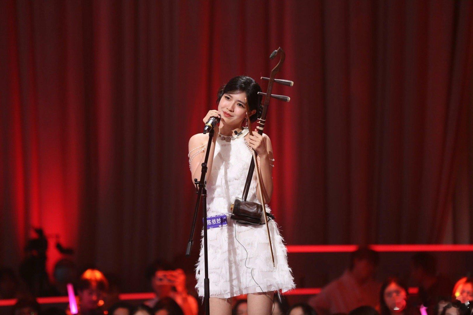 内娱上新一款御姐音甜妹陈依妙舞台太绝了！甜妹长相唱御姐音，还用二胡给《Feeli