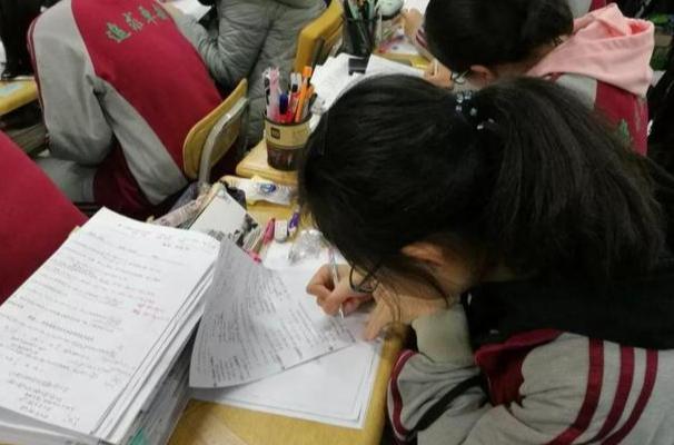 中国教育内卷的时代马上结束了，目前大学招生一年1200万左右

很多人还没有意识