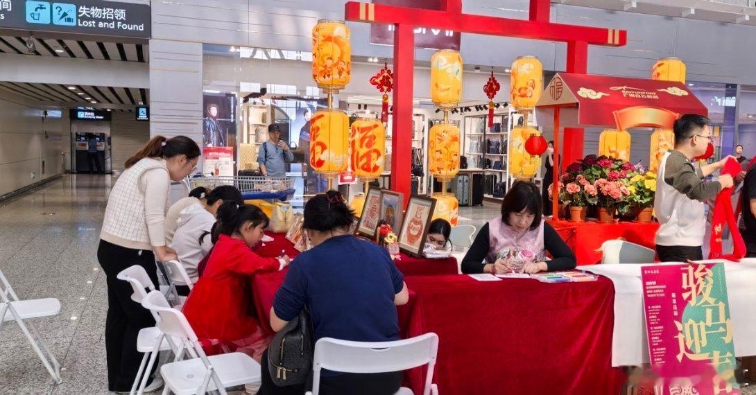 机场里的年味藏不住了归心似箭的人潮里全是年味！年夜饭直接送到家，不用烟熏火燎，到