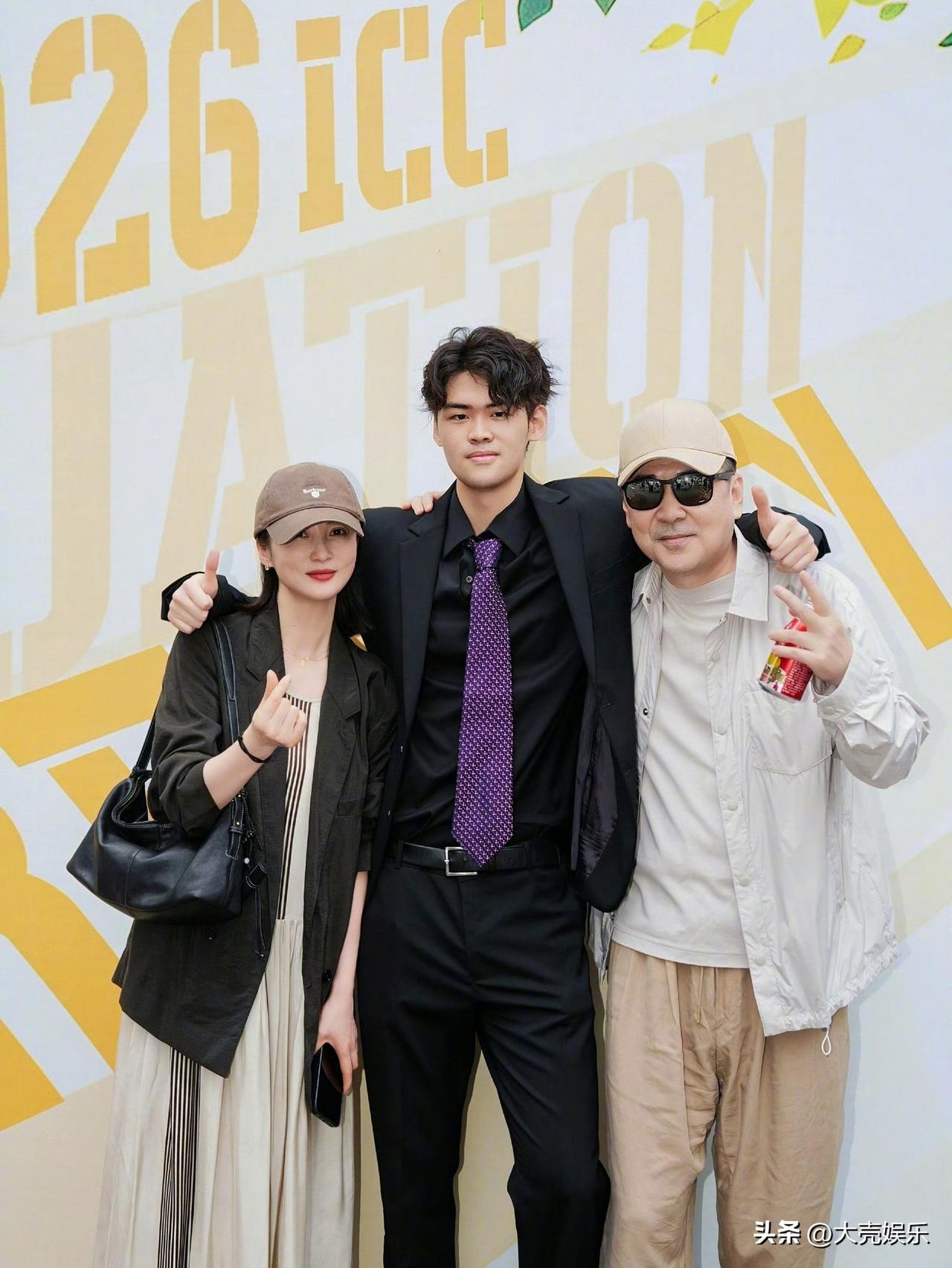 蒋勤勤和陈建斌出席大儿子的高中毕业典礼，我发现个问题：人大附中不是高考录取率很高