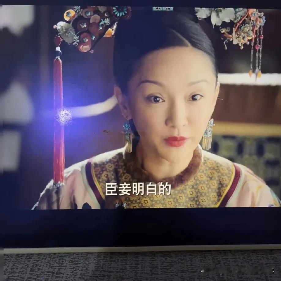 看《如懿传》这段真的会笑，如懿刚从冷宫出来拜见太后，那状态哪像受过苦的？挑眉挤眼