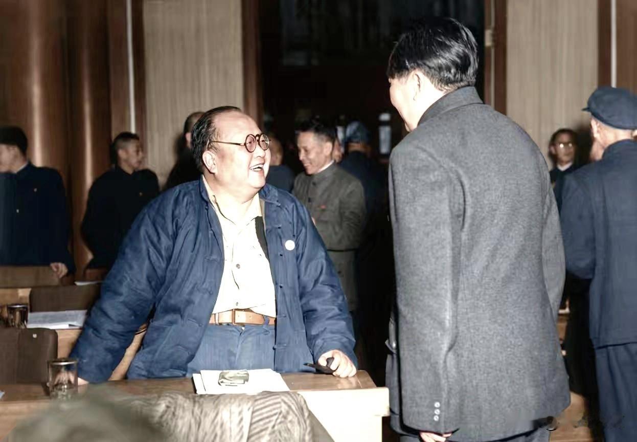 毛主席与教育家潘光丹交谈
1951年10月23日，在北京召开的中国政治协商会议，